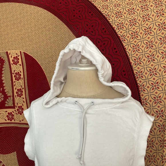 EUC Fabletics white sleeveless mesh hoodie - Picture 3 of 9
